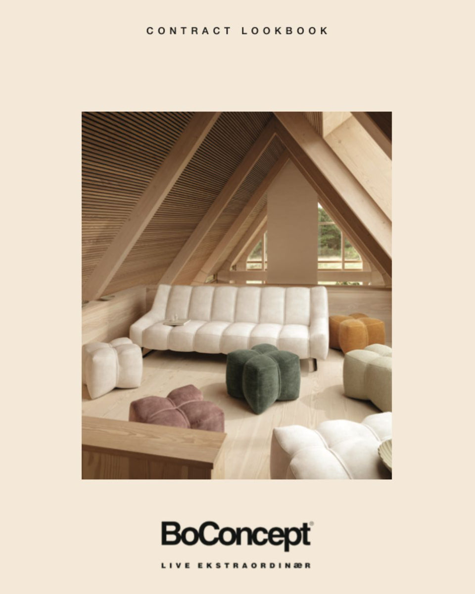 Salon lumineux sous combles en bois avec canapé blanc et poufs colorés, extrait du lookbook contract BoConcept.