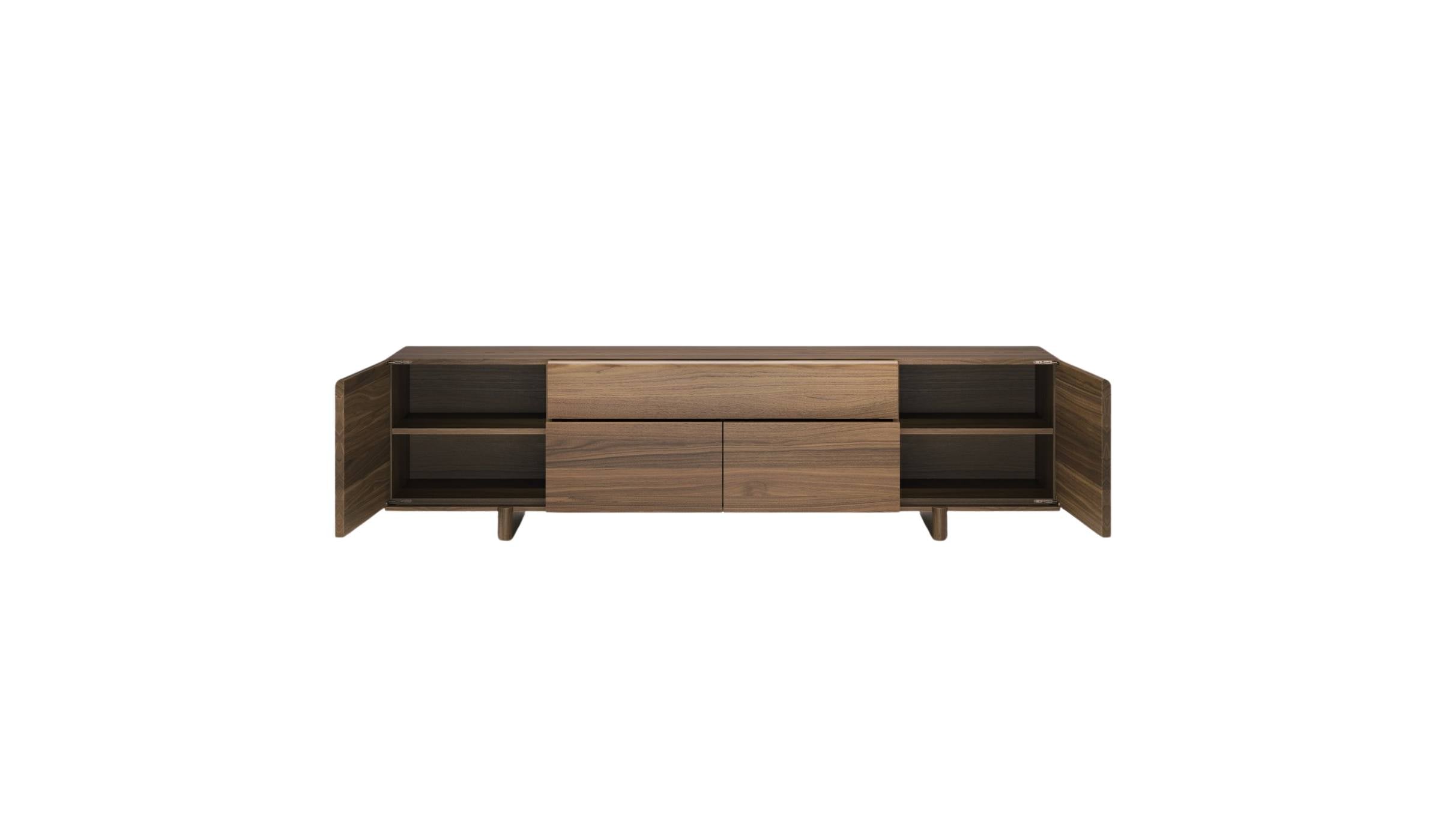 Buffet Brutalist en noyer massif par WeWood, vue de face avec les tiroirs ouverts et portes latérales ouvertes