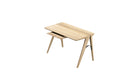 Bureau Bridge en bois massif de Wewood, modèle chêne, vue en angle avant gauche avec plongée sur fond blanc.