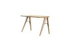 Bureau Bridge en bois massif de Wewood, modèle chêne, vue en angle gauche avec légère contre-plongée sur fond blanc.