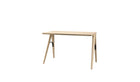 Bureau Bridge en bois massif de Wewood, modèle chêne, vue frontale avec légère plongée sur fond blanc.