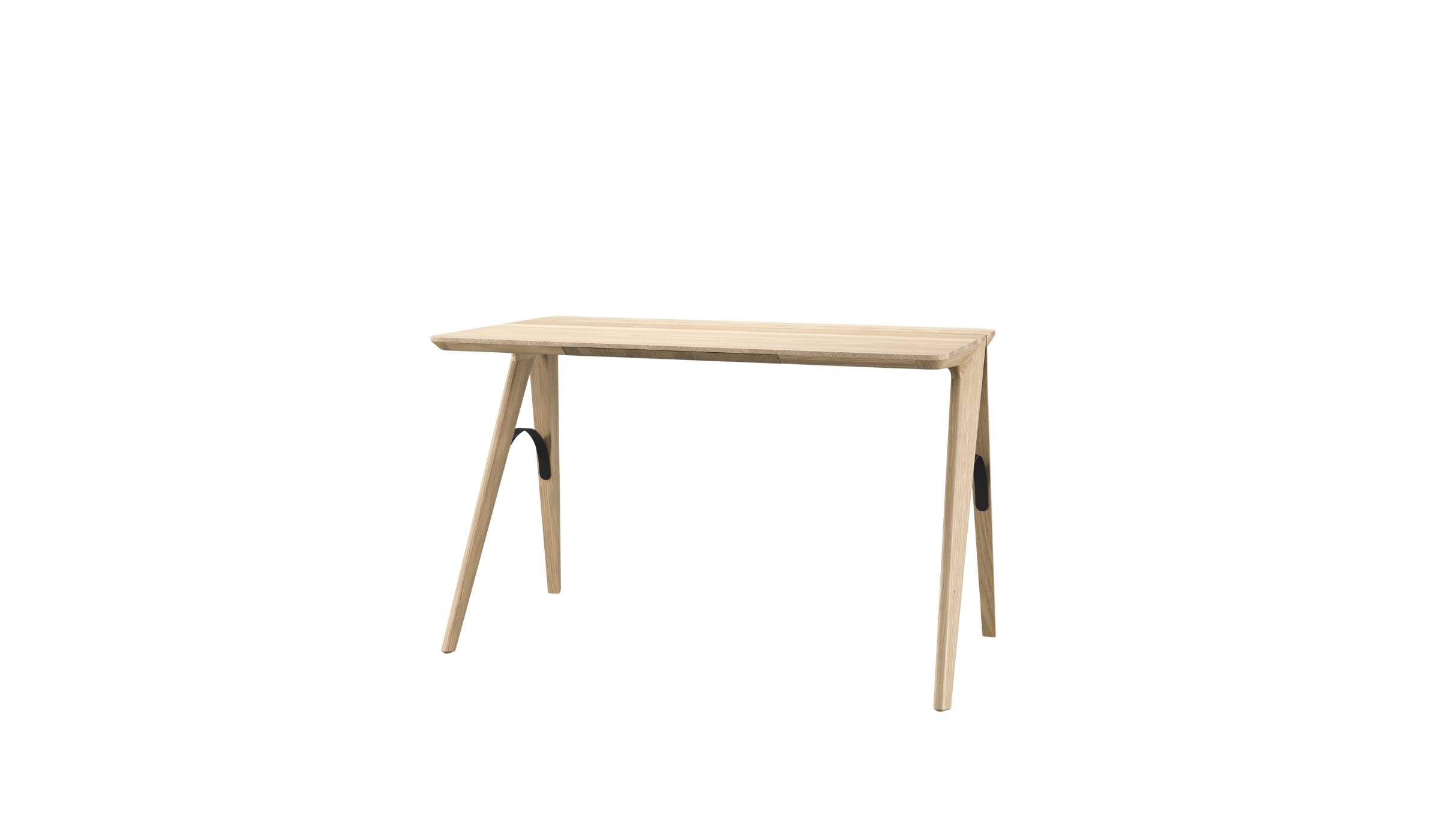 Bureau Bridge en bois massif de Wewood, modèle chêne, vue frontale avec légère plongée sur fond blanc.