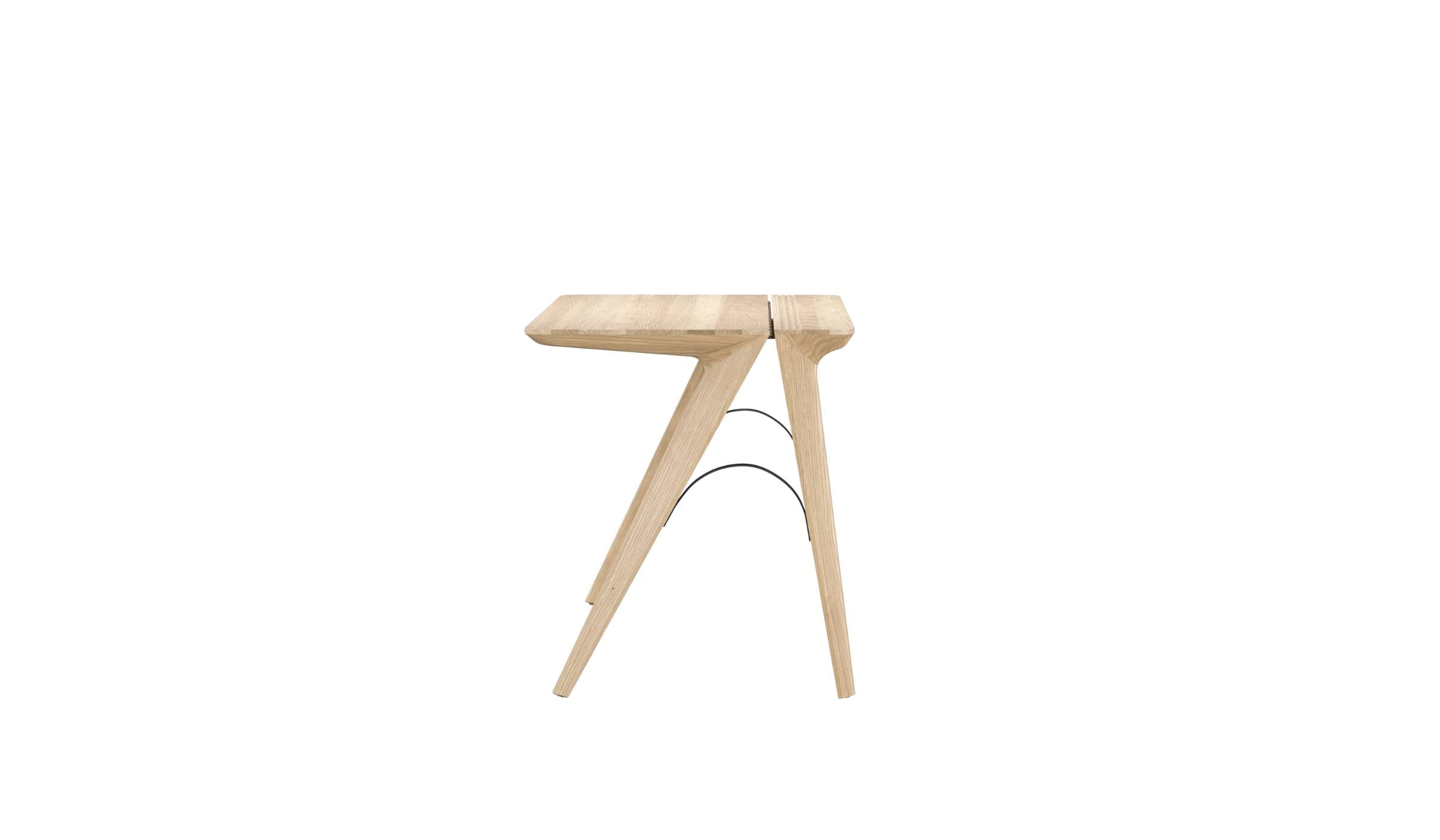 Bureau Bridge en bois massif de Wewood, modèle chene, vue latérale gauche avec légère contre-plongée sur fond blanc.