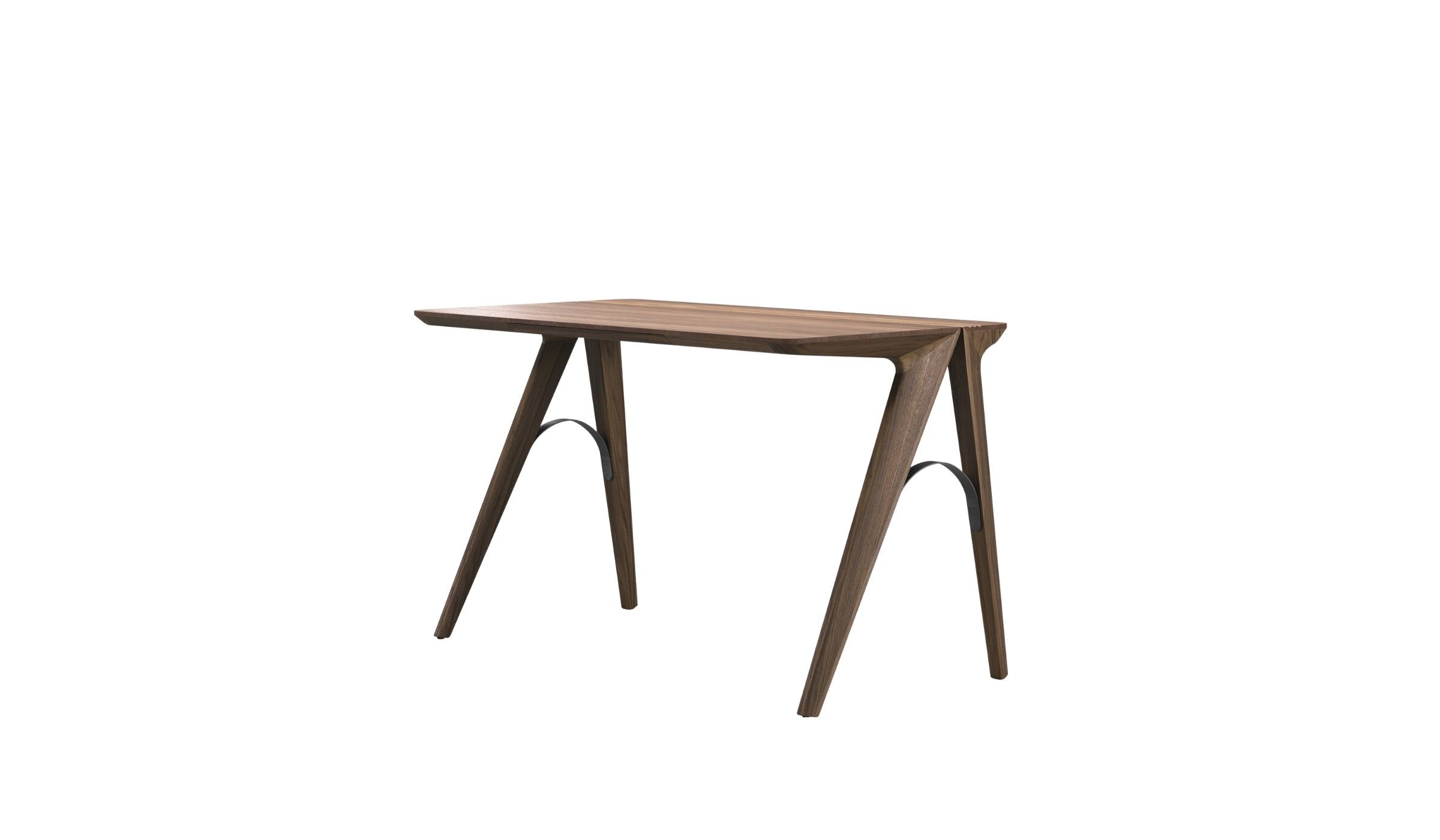 Bureau Bridge en bois massif de Wewood, modèle noyer, vue en angle gauche avec légère contre-plongée sur fond blanc.