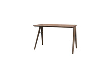 Bureau Bridge en bois massif de Wewood, modèle noyer, vue frontale avec légère plongée sur fond blanc.