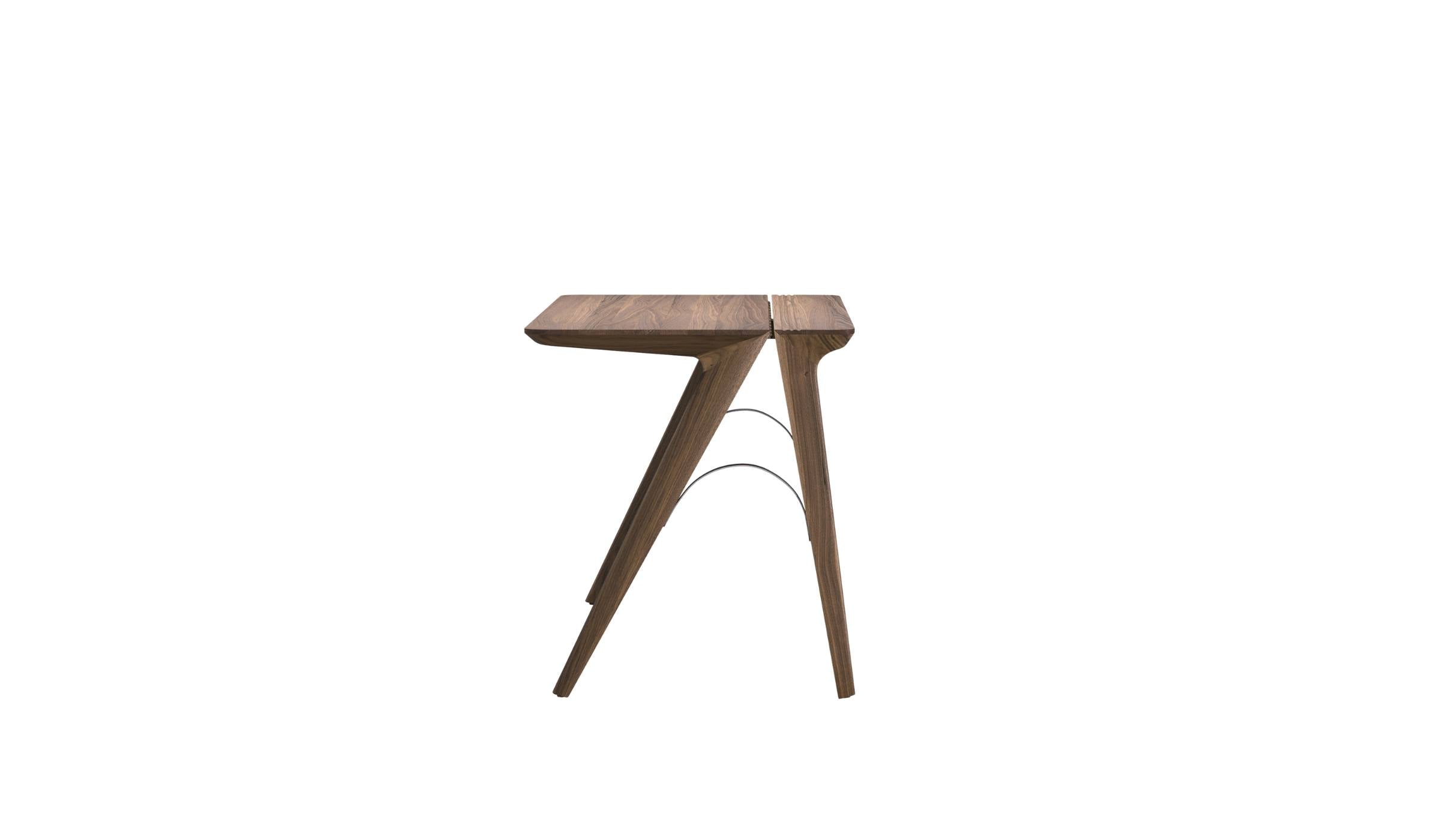 Bureau Bridge en bois massif de Wewood, modèle noyer, vue latérale gauche avec légère contre-plongée sur fond blanc.