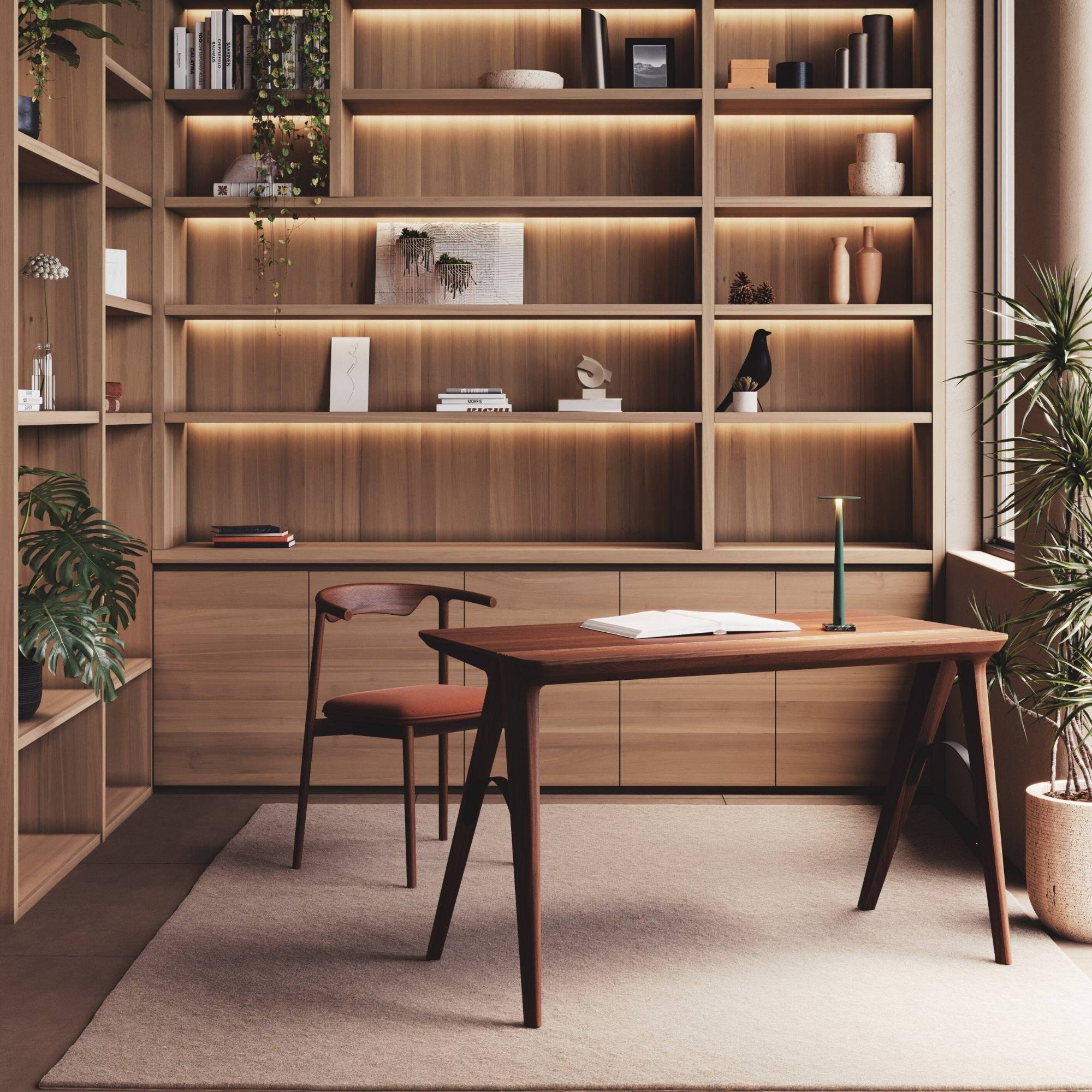 Espace de travail chaleureux avec bibliothèque murale en bois, bureau en ton foncé, tapis clair et plantes vertes.