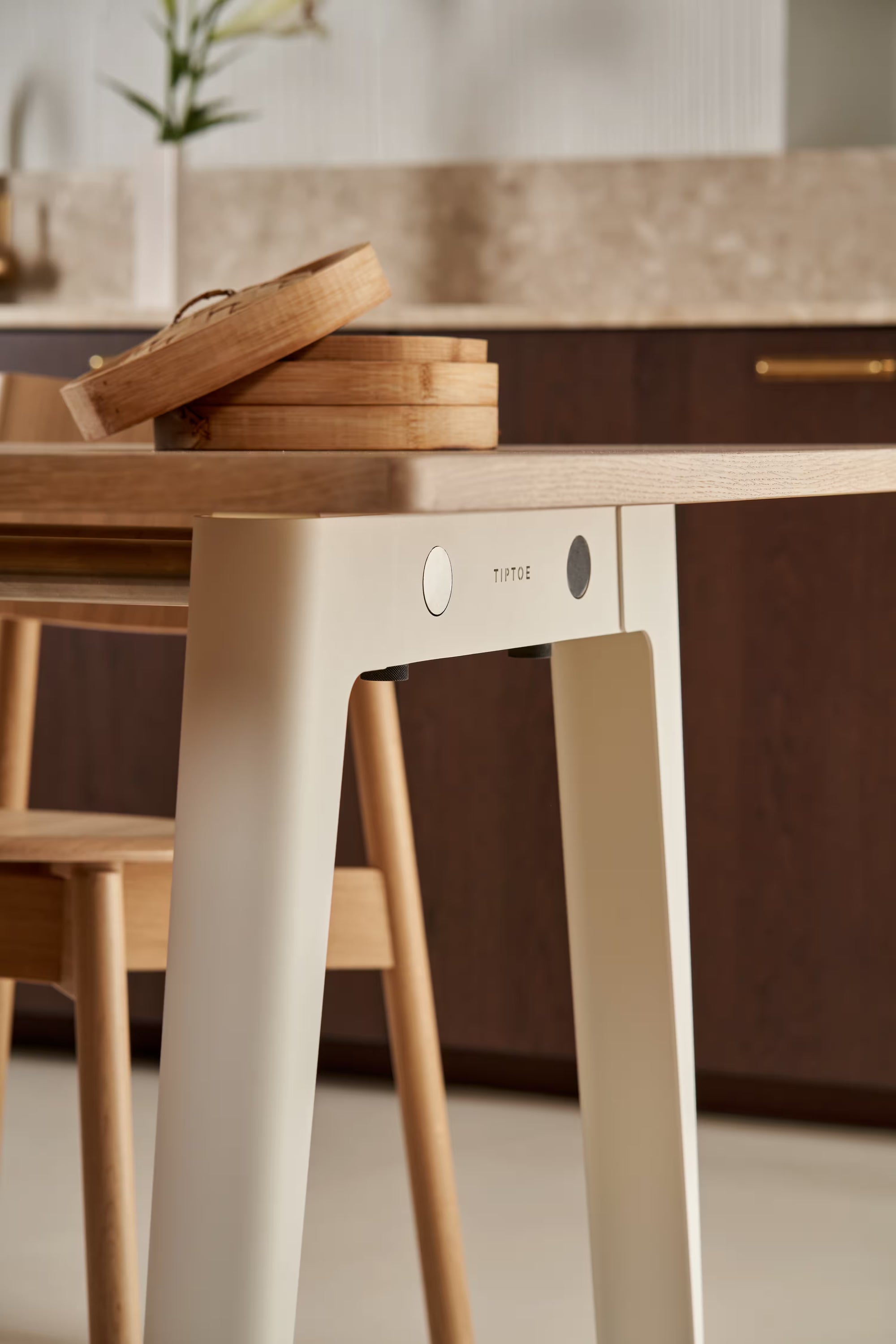 Table New Modern Tiptoe avec plateau en chêne massif et piètement blanc cassé vu de près.