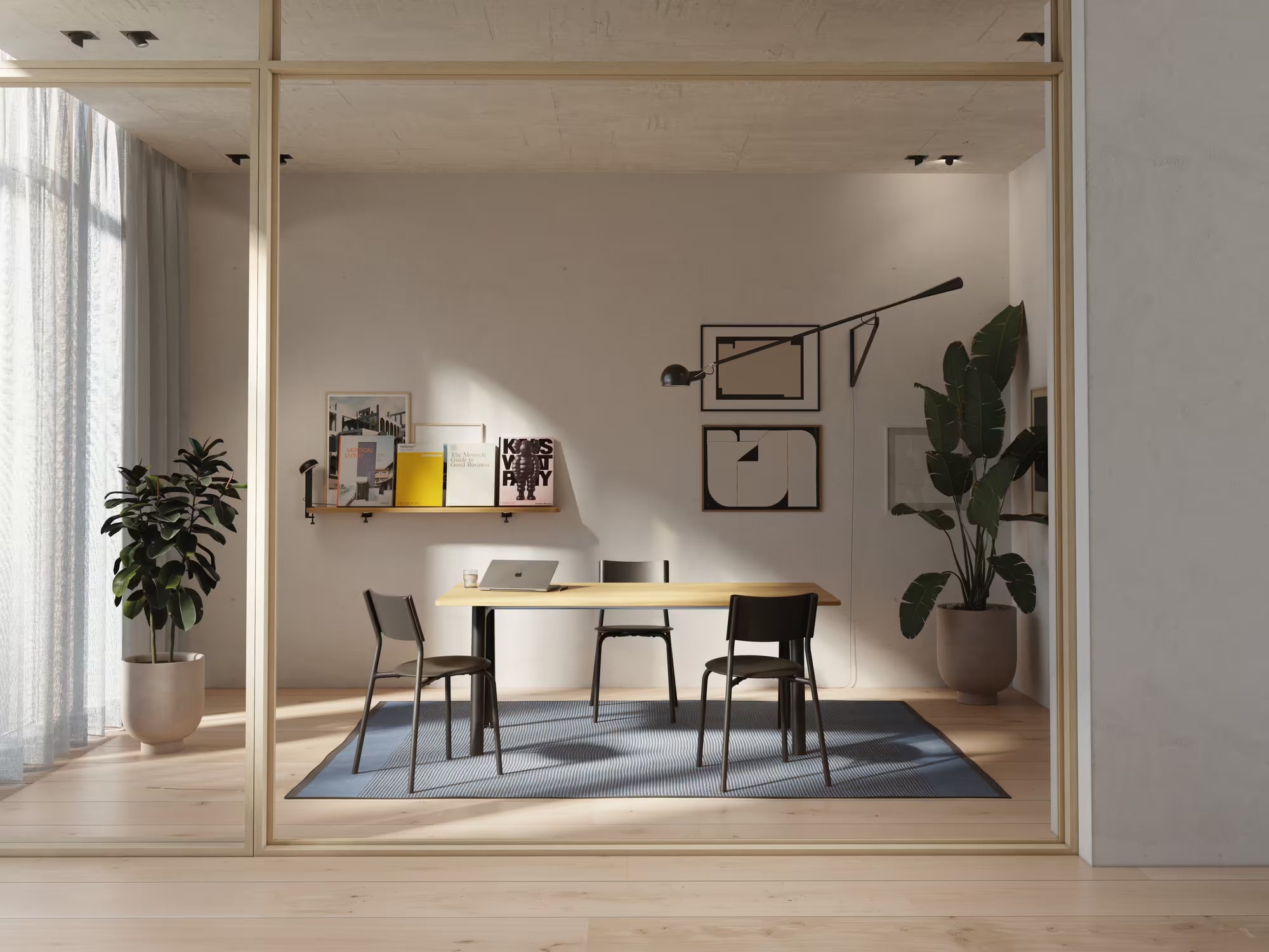 Salle de réunion lumineuse avec grande table en bois clair, quatre chaises noires, tapis bleu, cadres au mur et plante verte.