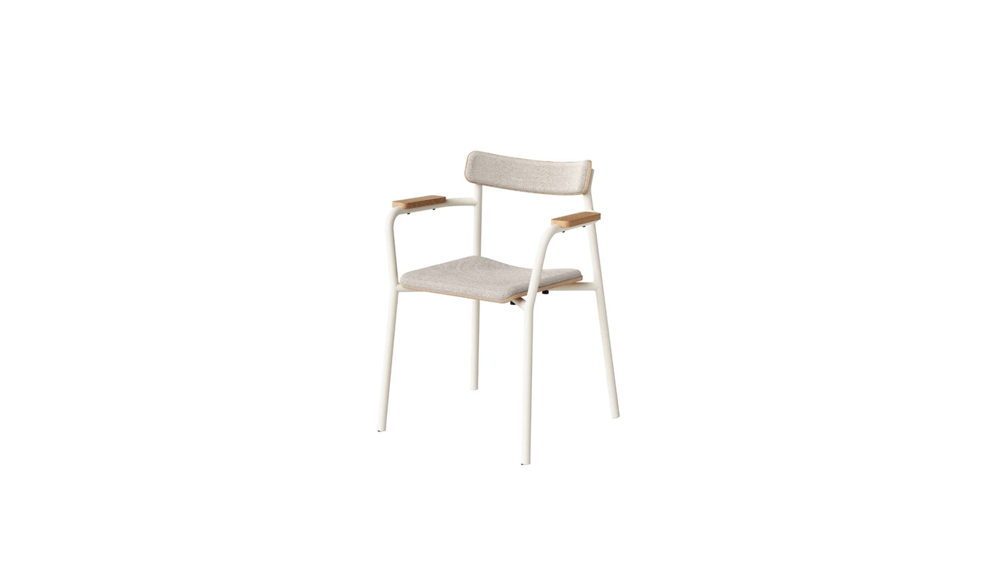 Chaise avec accoudoirs, assise en tissu beige sable, structure en métal blanc et éléments en bois, vue de face