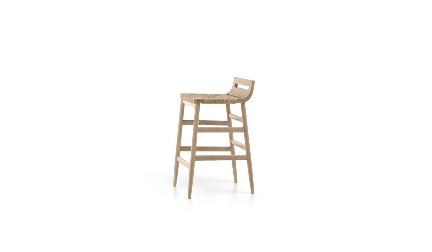 Tabouret de bar Kimua en chêne avec assise en paille de la marque Alki, hauteur 66 cm, sur fond blanc