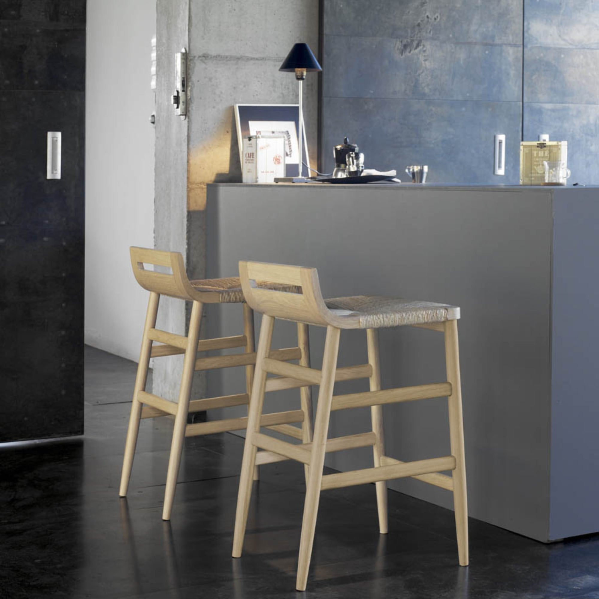 Tabourets Kimua en chêne et paille, hauteur 66 cm, alignés devant un comptoir dans un intérieur moderne bleu et gris