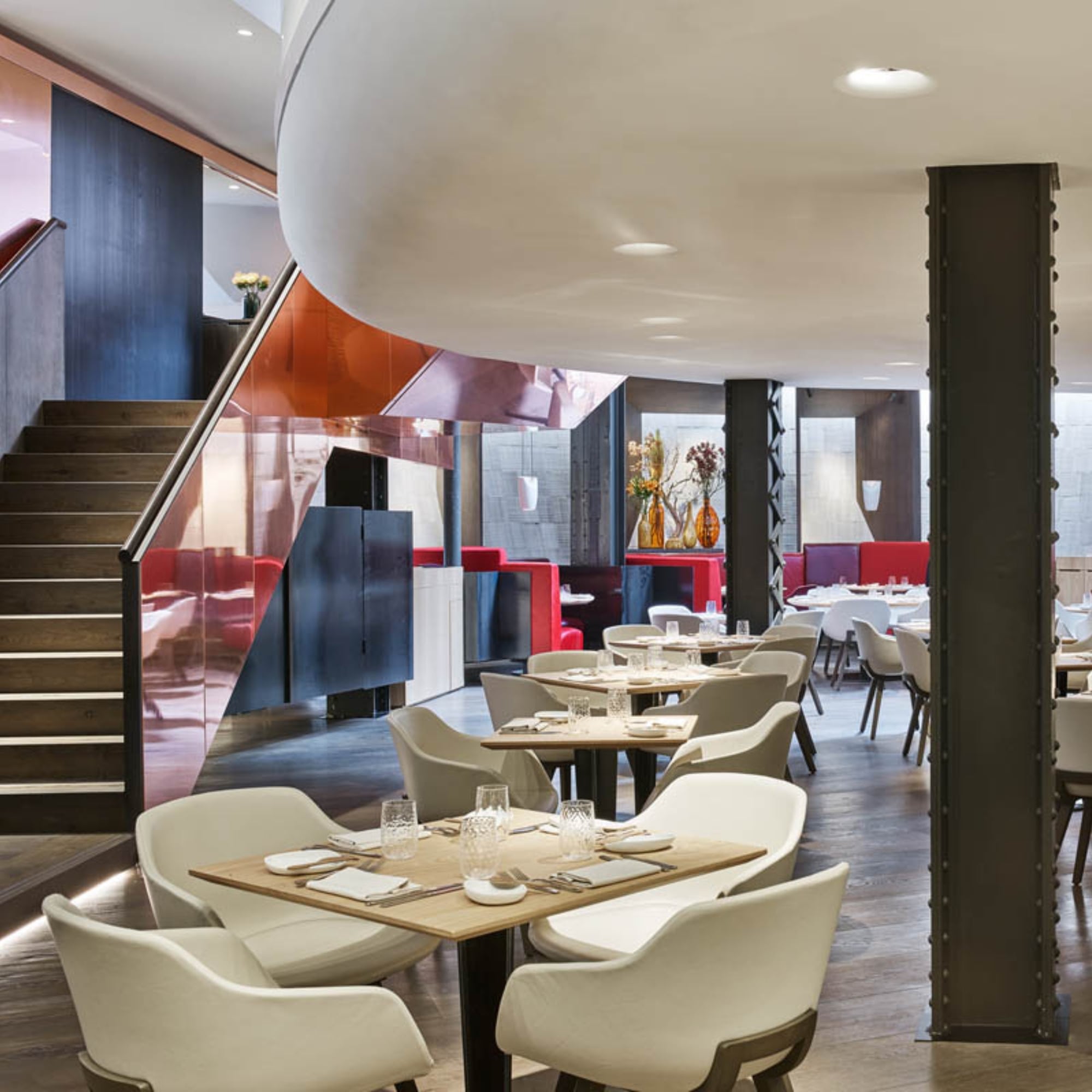 Salle de restaurant design avec chaises Kuskoa Bi blanches, pieds bois, autour de tables carrées dressées