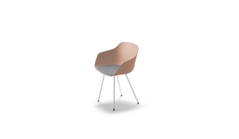 chaise kuskoa bi en bioplastique rose avec piètement blanc et assise grise, sur fond blanc
