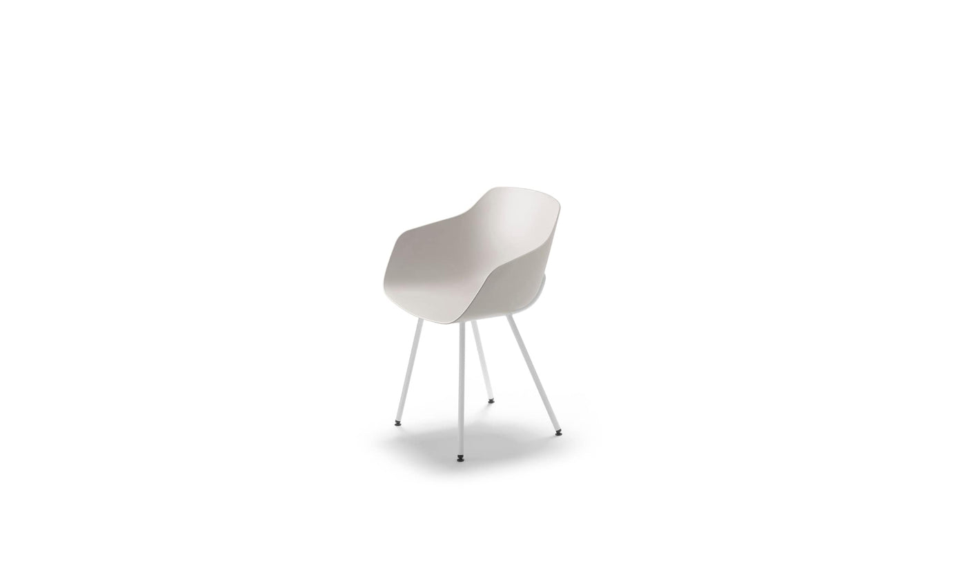 Chaise Kuskoa Bi Métal d’Alki en bioplastique et métal, coque blanche, sur fond blanc