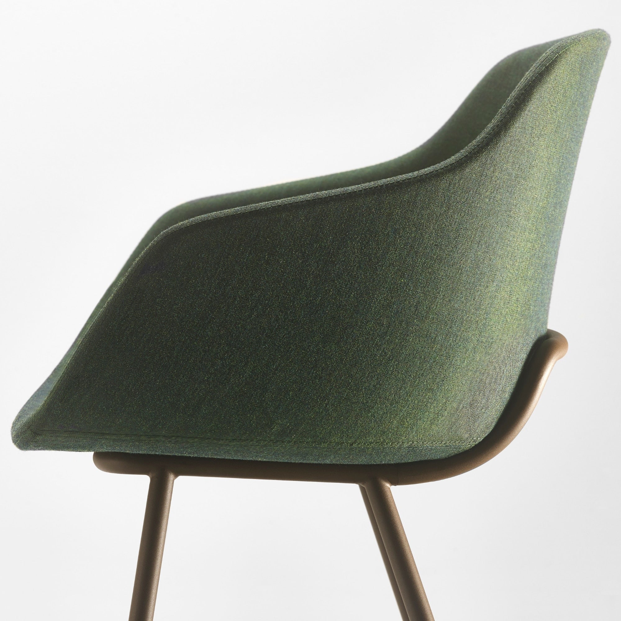 Gros plan sur une chaise KUSKOA Bi en tissu vert et piètement en métal, fond blanc neutre.