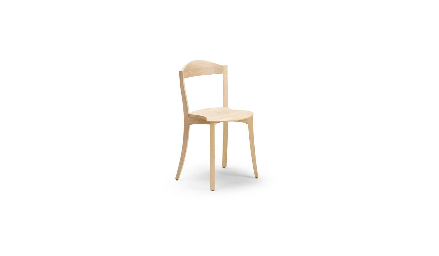Chaise Bibolina en bois, vue de trois quarts sur fond blanc, assise incurvée et dossier arrondi.