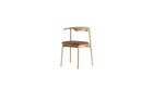 Chaise Pala de WeWood en chêne massif et cuir cognac, vue de trois quarts sur fond blanc