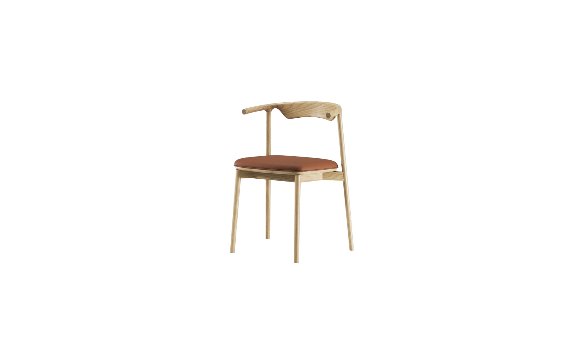 Chaise Pala de WeWood en chêne massif et cuir cognac, vue de trois quarts sur fond blanc