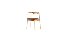Chaise Pala de WeWood en chêne massif et cuir cognac, vue de trois quarts sur fond blanc