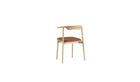 Chaise Pala de WeWood en chêne massif et cuir cognac, vue de trois quarts arrière sur fond blanc
