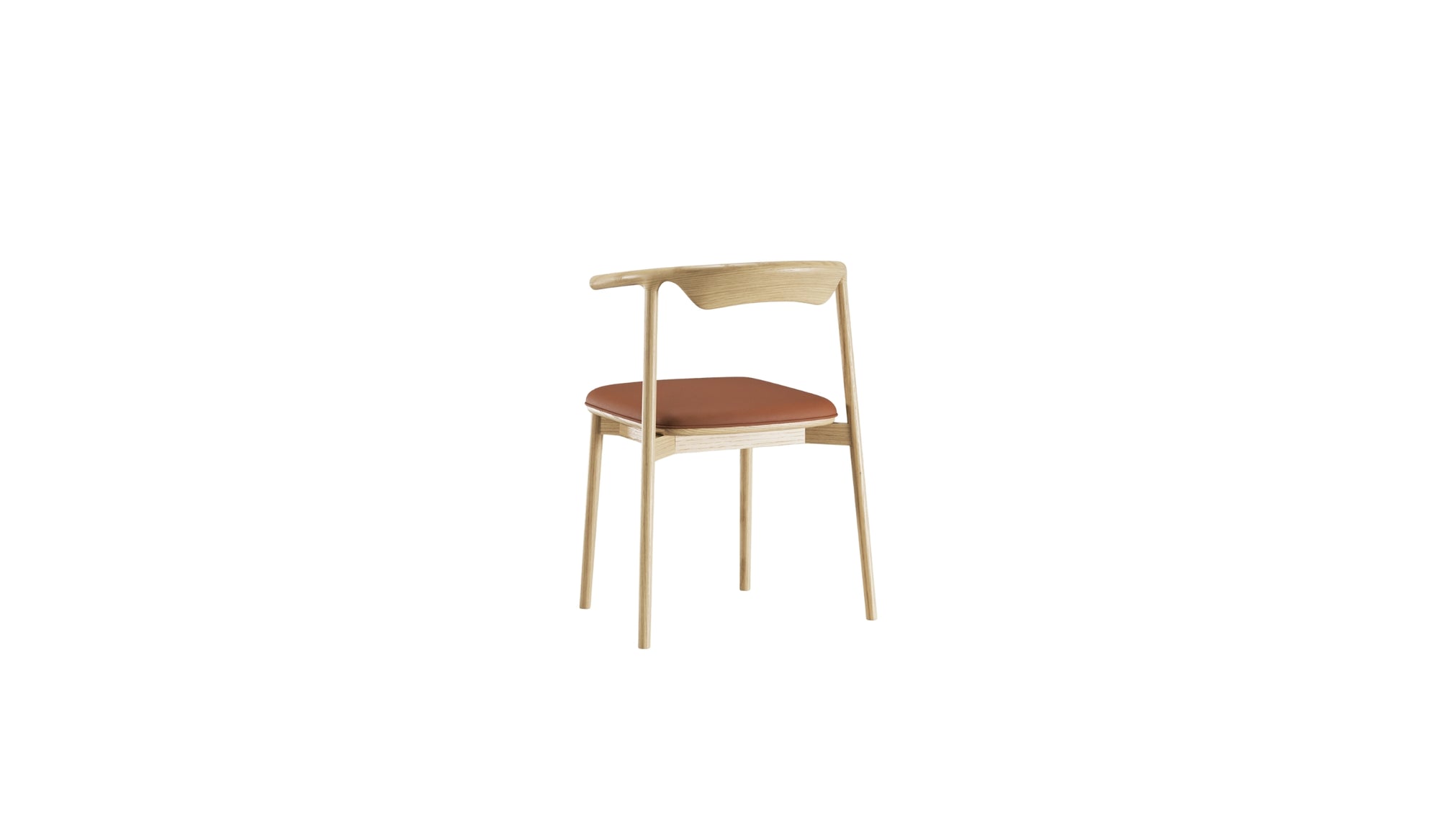 Chaise Pala de WeWood en chêne massif et cuir cognac, vue de trois quarts arrière sur fond blanc