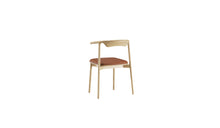 Chaise Pala de WeWood en chêne massif et cuir cognac, vue de trois quarts arrière sur fond blanc