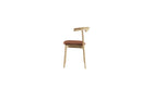 Chaise Pala de WeWood en chêne massif et cuir cognac, vue de côté sur fond blanc