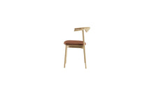 Chaise Pala de WeWood en chêne massif et cuir cognac, vue de côté sur fond blanc