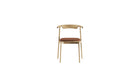 Chaise Pala de WeWood en chêne massif et cuir cognac, vue de face sur fond blanc