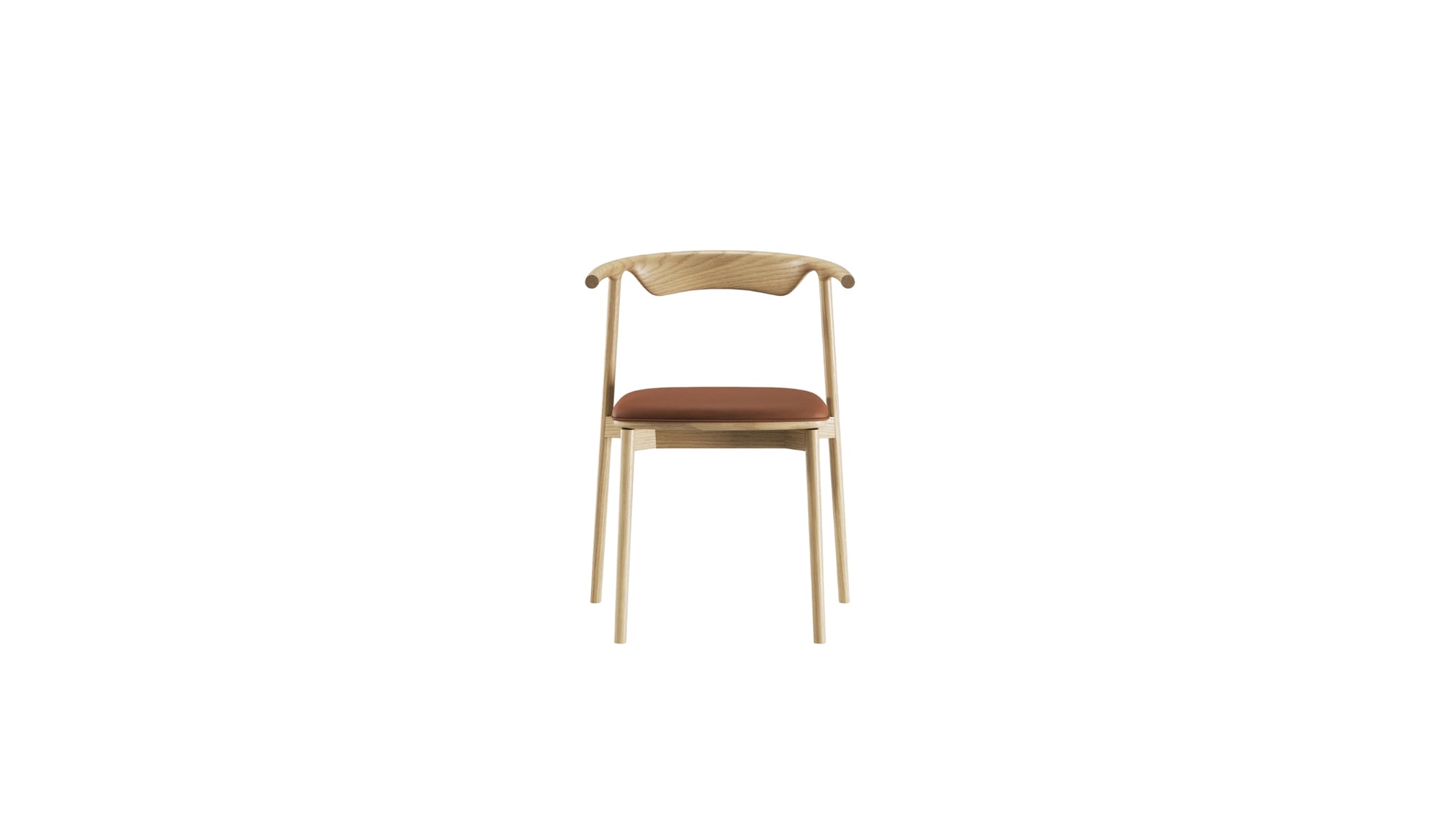 Chaise Pala de WeWood en chêne massif et cuir cognac, vue de face sur fond blanc