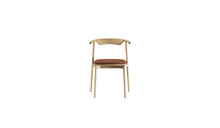 Chaise Pala de WeWood en chêne massif et cuir cognac, vue de face sur fond blanc