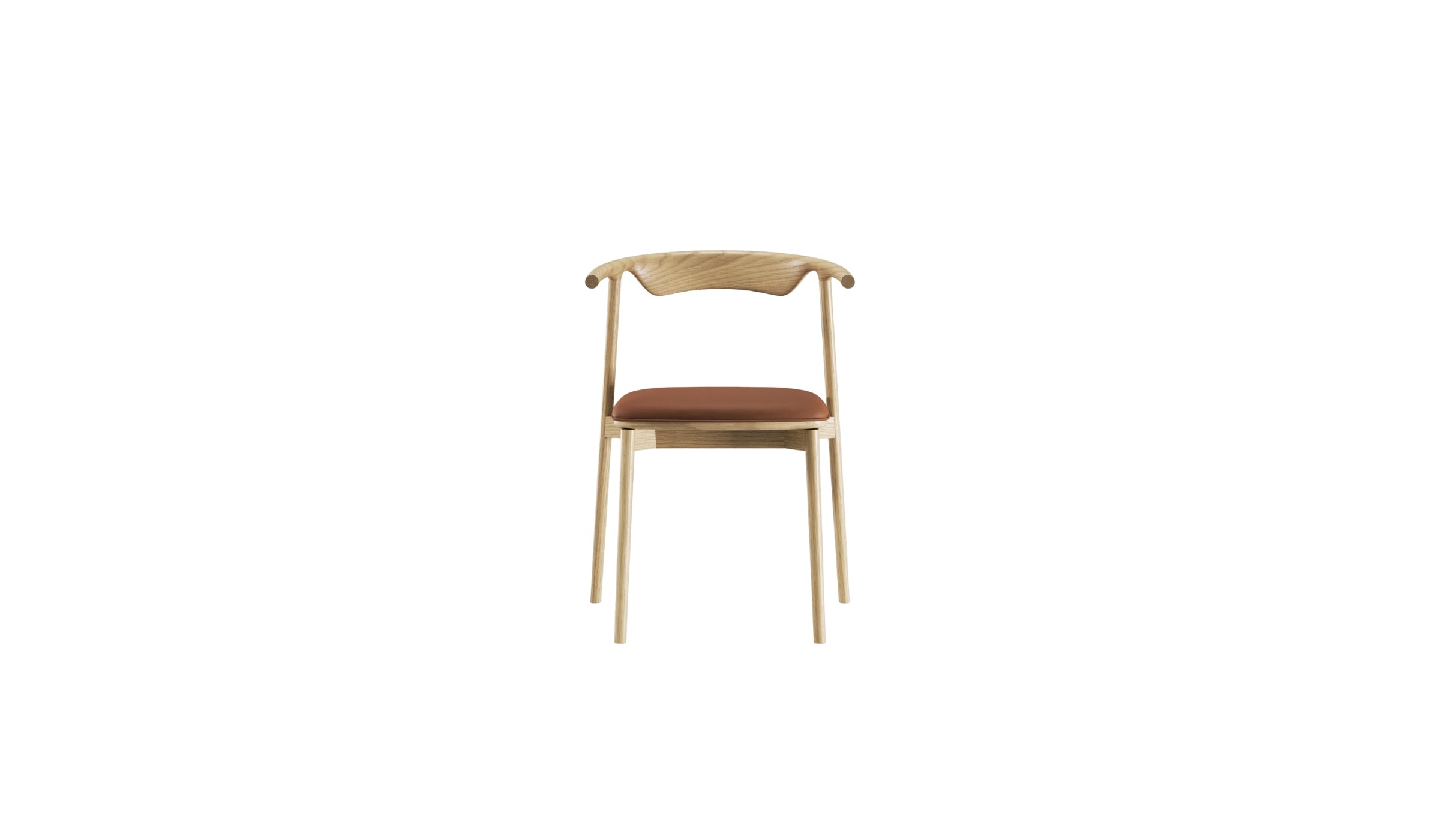 Chaise Pala de WeWood en chêne massif et cuir cognac, vue de face sur fond blanc