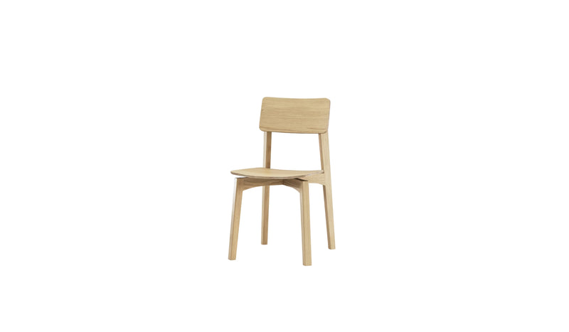 Chaise Ericeira en bois massif de chêne clair, dossier incurvé, vue en trois-quarts plongée sur fond blanc