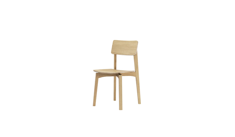 Chaise Ericeira en chêne massif, assise lisse et dossier galbé, vue latérale en trois-quarts sur fond blanc neutre
