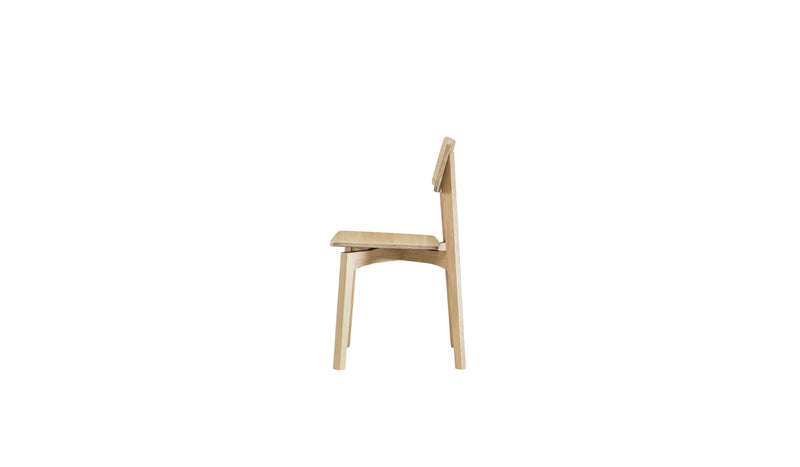 Chaise Ericeira en chêne massif, vue latérale gauche, dossier incliné et assise fine, sur fond blanc neutre.