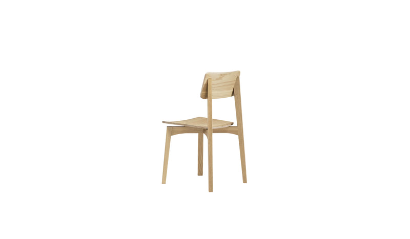 Chaise Ericeira de Wewood en chêne massif, vue arrière trois quarts gauche, dossier cintré et assise incurvée, fond blanc.