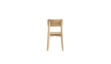 Chaise Ericeira de Wewood en bois massif de chêne clair, vue arrière centrée, dossier cintré et traverse visible, fond blanc.