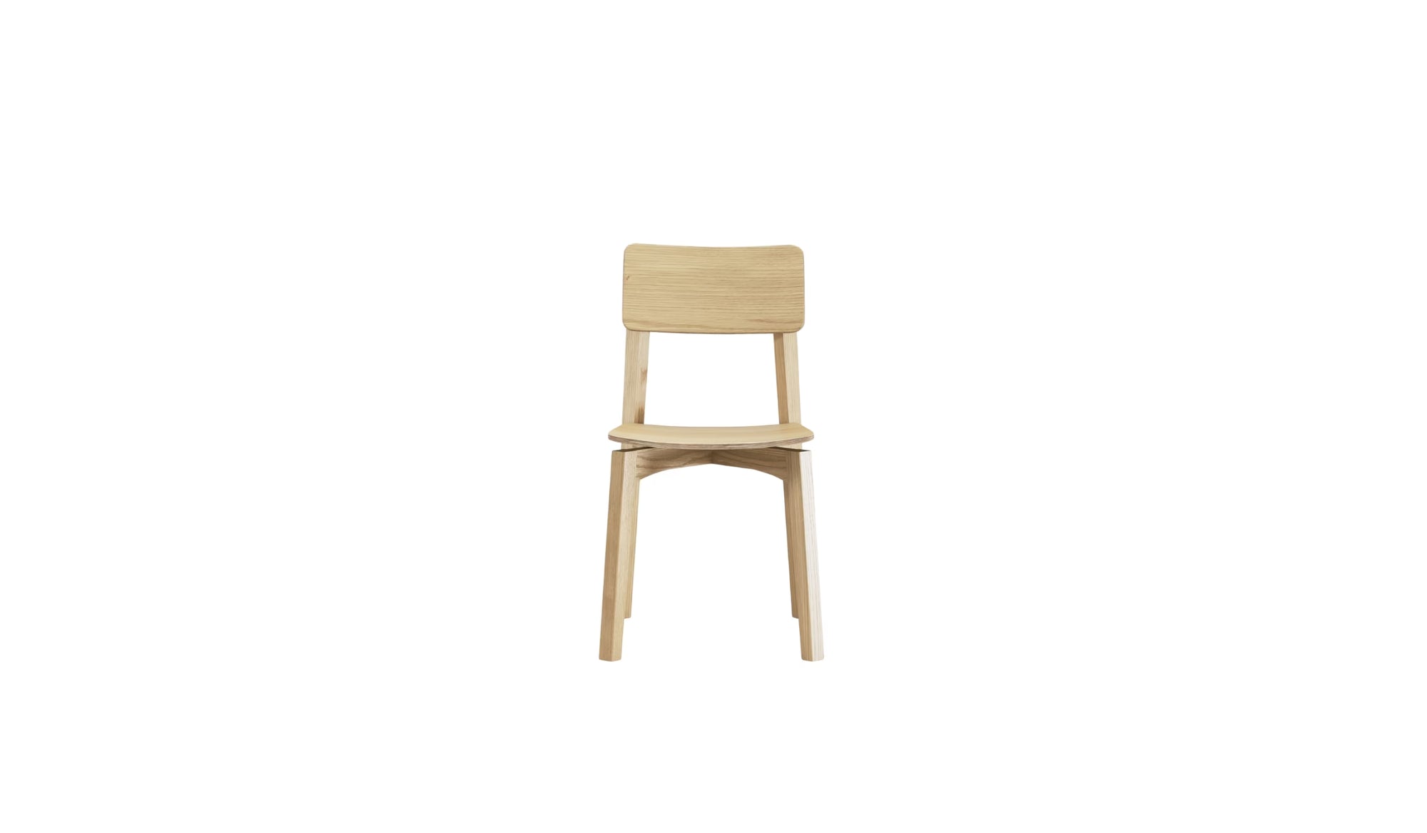 Chaise Ericeira en bois massif de chêne clair, vue avant centrée, assise légèrement incurvée et dossier large, fond blanc.