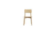Chaise Ericeira en bois massif de chêne clair, vue avant centrée, assise légèrement incurvée et dossier large, fond blanc.