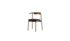 Chaise Pala de WeWood en noyer massif et tissu graphique noir, vue de trois quarts sur fond blanc