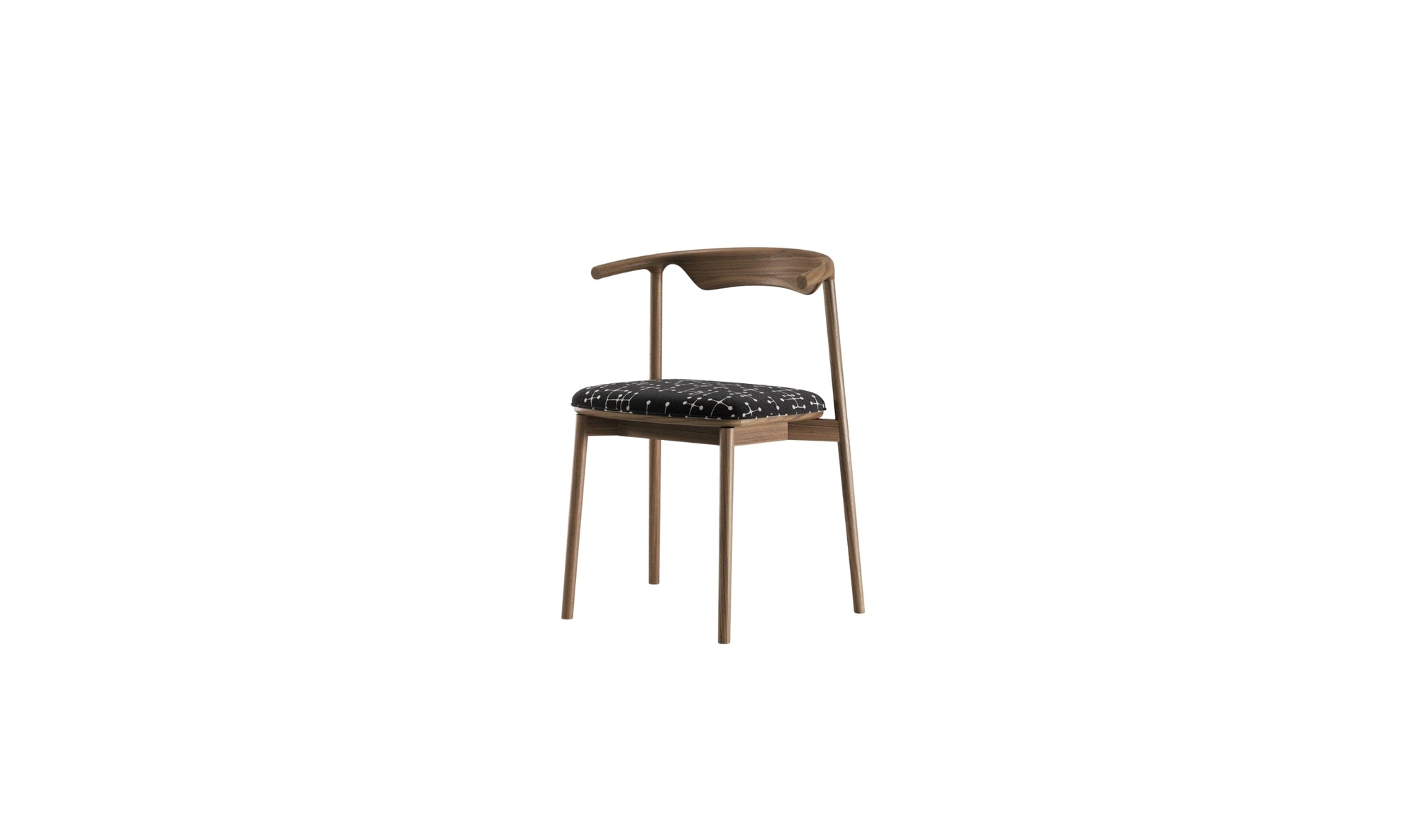 Chaise Pala de WeWood en noyer massif et tissu graphique noir, vue de trois quarts sur fond blanc