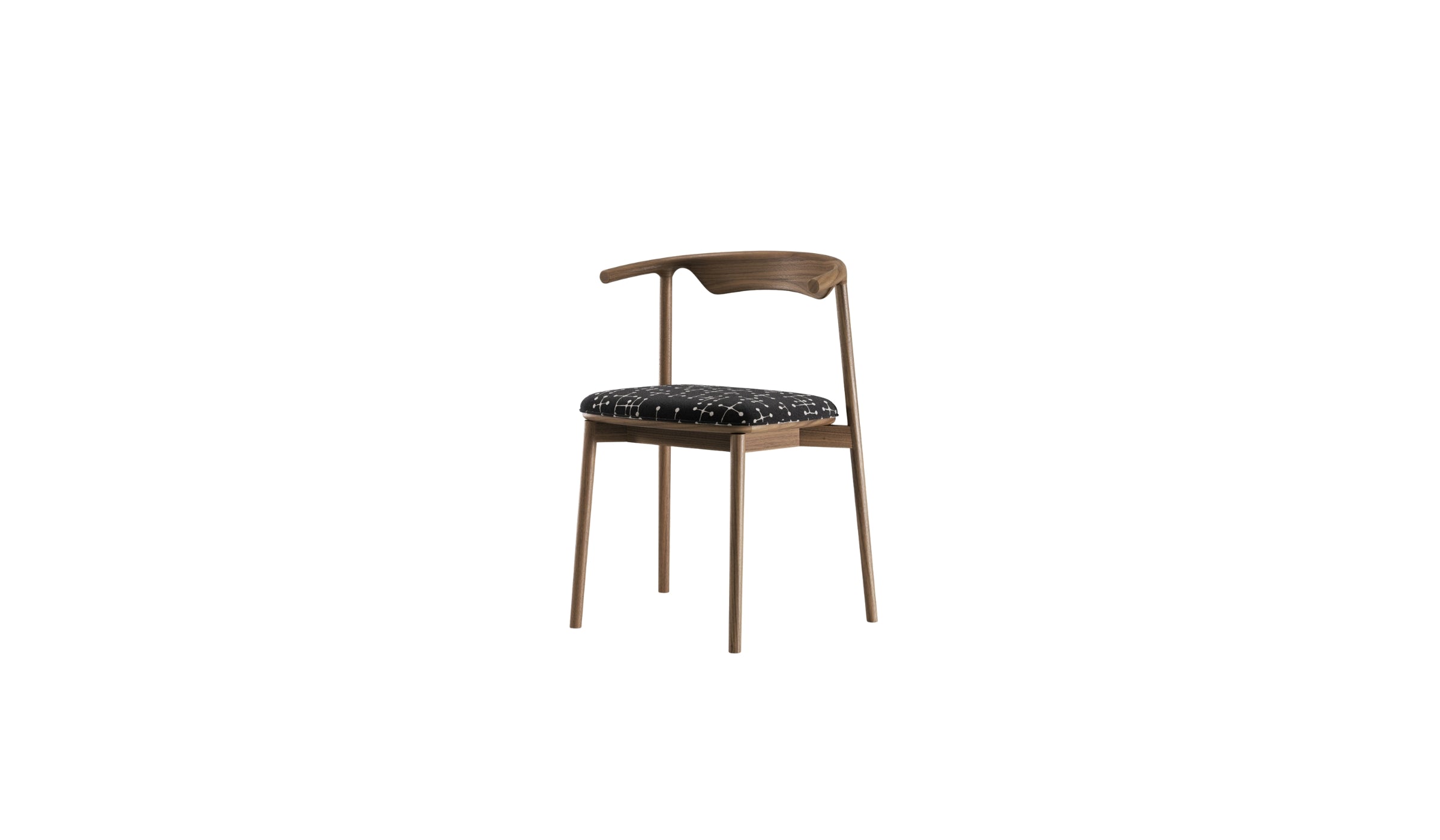 Chaise Pala de WeWood en noyer massif et tissu graphique noir, vue de trois quarts sur fond blanc