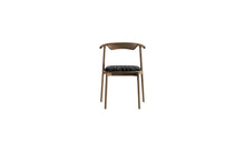 Chaise Pala de WeWood en noyer massif et tissu graphique noir, vue de face sur fond blanc