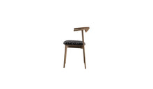 Chaise Pala de WeWood en noyer massif et tissu graphique noir, vue de côté sur fond blanc