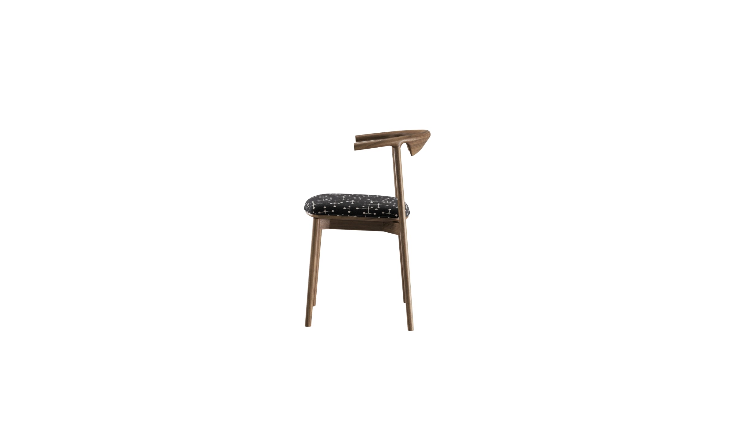 Chaise Pala de WeWood en noyer massif et tissu graphique noir, vue de côté sur fond blanc