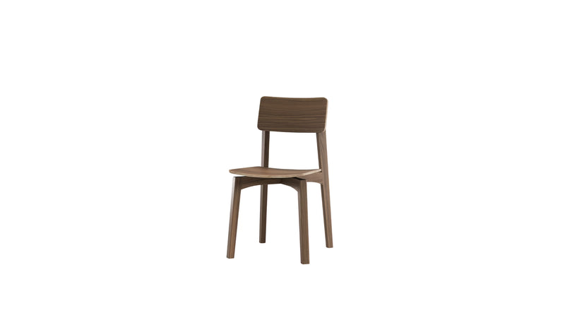 Chaise Ericeira en bois massif de noyer foncé, dossier incurvé, vue en trois-quarts plongée sur fond blanc