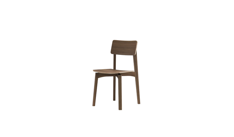 Chaise Ericeira en bois massif de noyer foncé, dossier incurvé, vue en trois-quarts plongée sur fond blanc