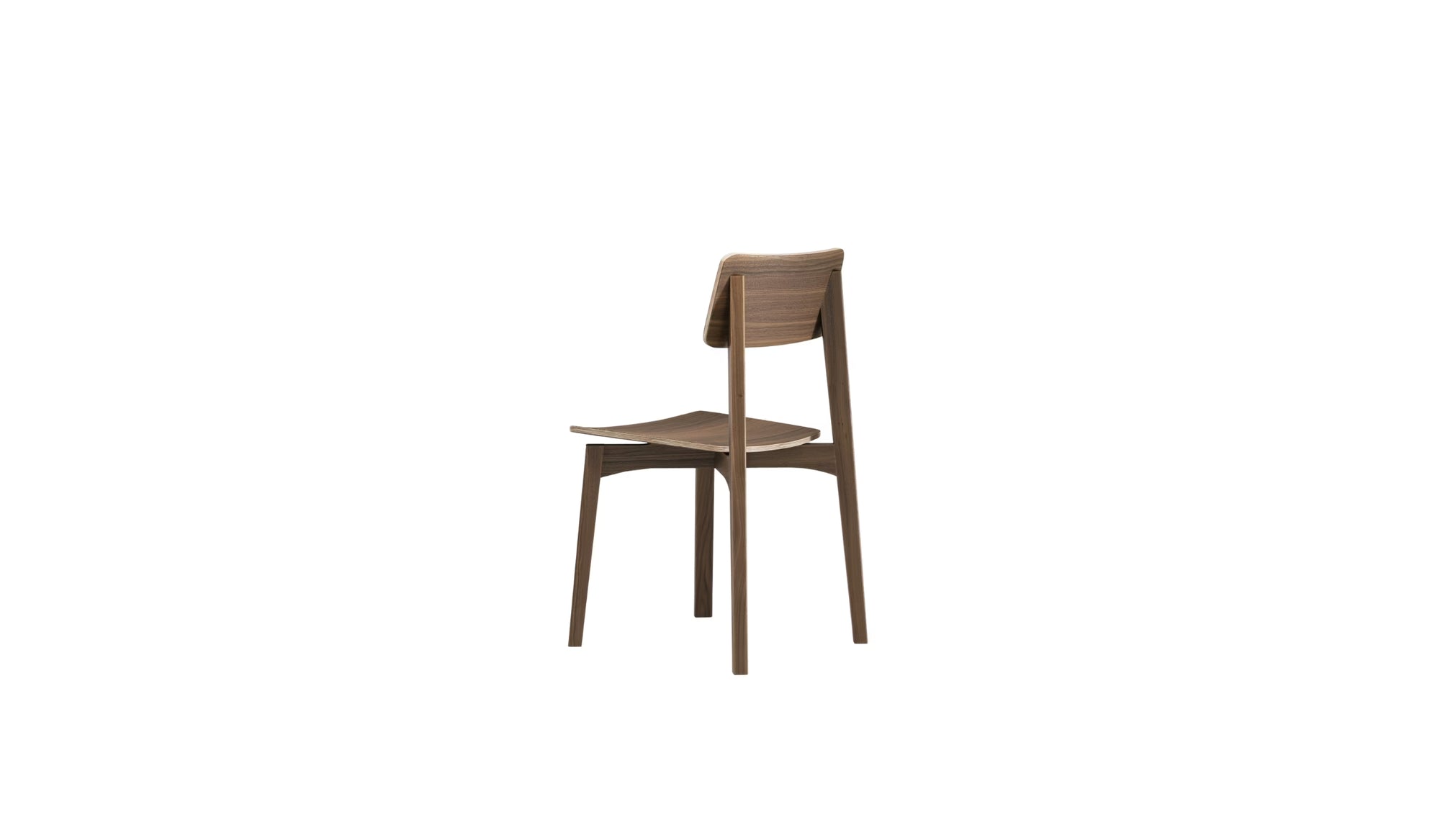Chaise Ericeira de Wewood en noyer massif, vue arrière trois quarts gauche, dossier cintré et assise incurvée, fond blanc.
