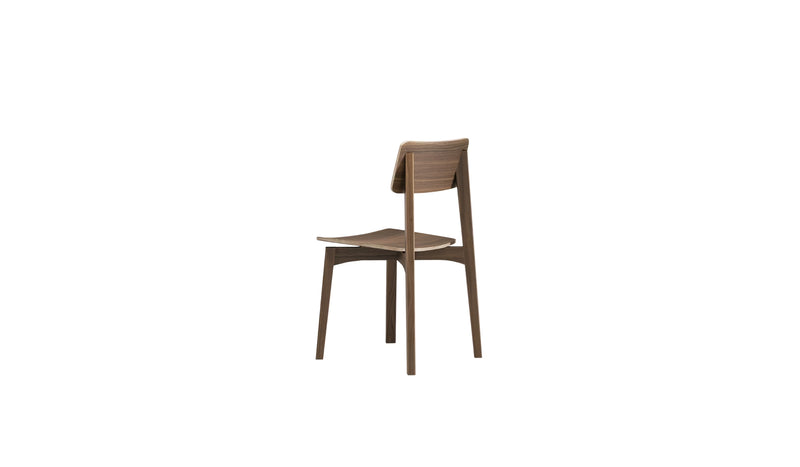 Chaise Ericeira de Wewood en noyer massif, vue arrière trois quarts gauche, dossier cintré et assise incurvée, fond blanc.